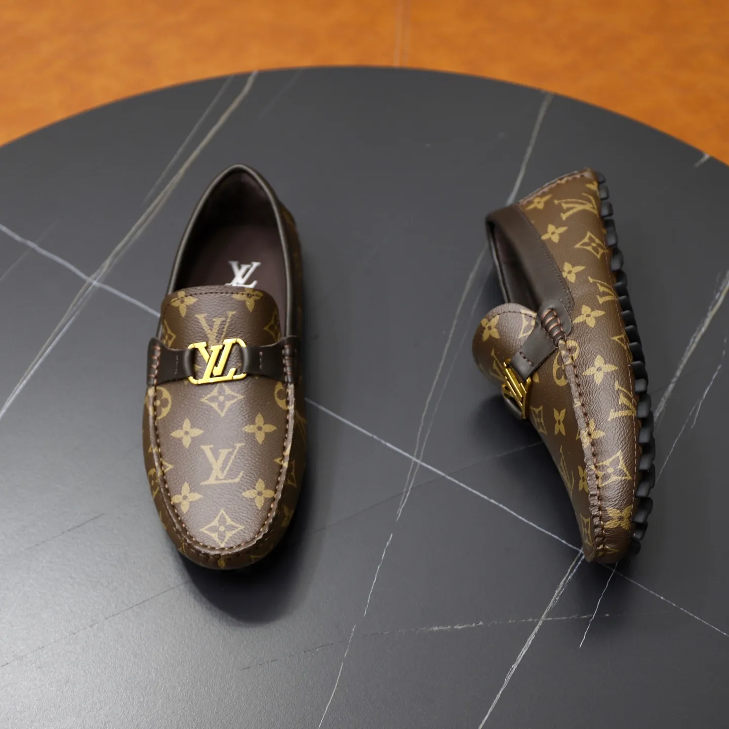 Ex-factory price: 480💰【LV】Louis Vuitton ⚠️High-end men’s driving and pedal series ⚠️38-44 (customized for 45) ⚠️All original cowhide leather! Thick and soft! Made entirely of calfskin lining! The latest non-slip beanie sole! Three-dimensional package technology! Fashionable and classic! Handicrafts! Original high quality! Feel free to compare!